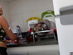 Danny Hot lavando louç_a recebe em casa o amigo Piter e ele come a buceta da gostosa na cozinha mesmo
