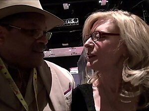 Nina Hartley meets DapperDan at Exxxotica Gives private cuntlick lesson HD