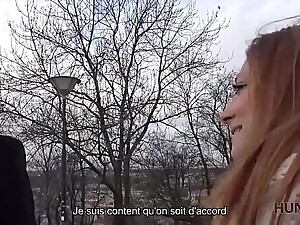 HUNT4K. La fille rousse adore le sexe contre l'_argent devant son copain