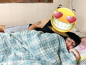 Fodendo a empregada ao lado da esposa